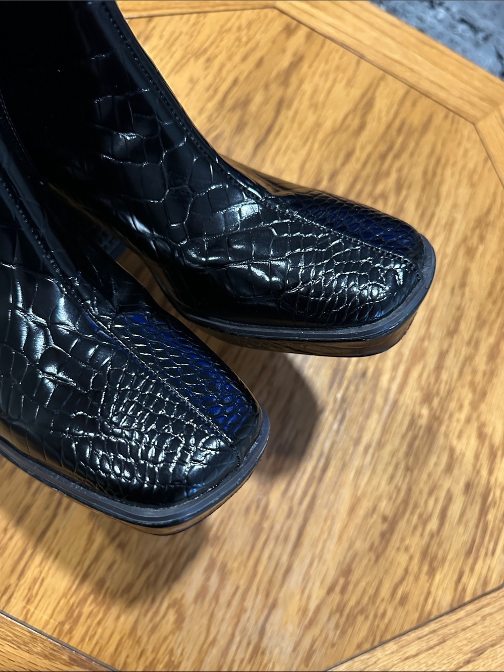 *URBAN OUTFITTERS* Black Croc-Embossed Mid-Calf Block Heel Boots Size 39 - Picture 3 of 11